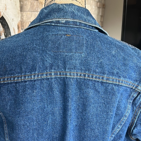 Vintage Levi dark wash button down jean jacket 70708 0216 Size 18. - Picture 11 of 16